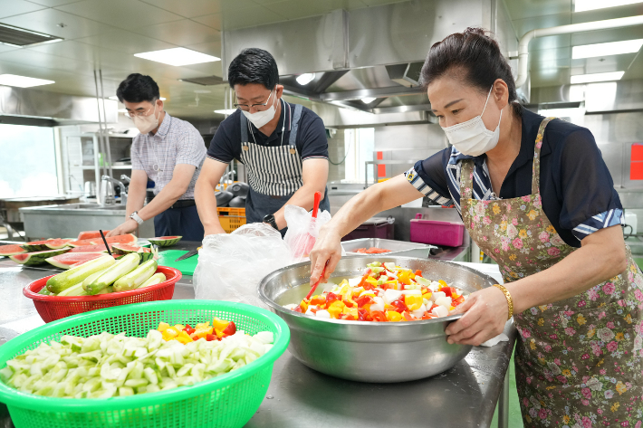 은행 구내식당에 시장 맛집들이…BNK경남은행 소상공인 돕기 이색행사