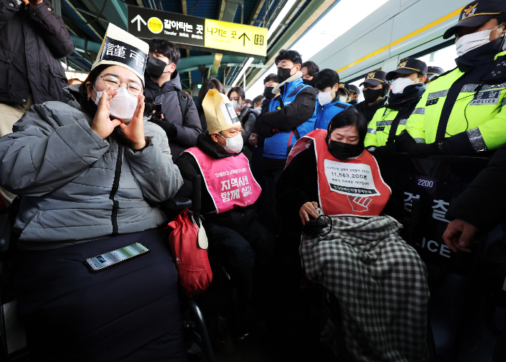 전장연, 삼각지역서 탑승 시위…4호선 상행 30여분 지연