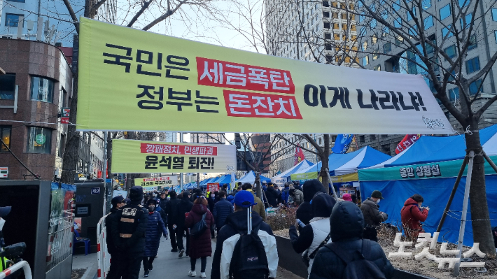 [르포]천공 샌드백vs멸공 태극기…李 체포동의 표결 앞두고 쪼개진 광장