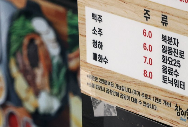 소줏값 인상 제동 나섰지만…정부, 깊어지는 고민
