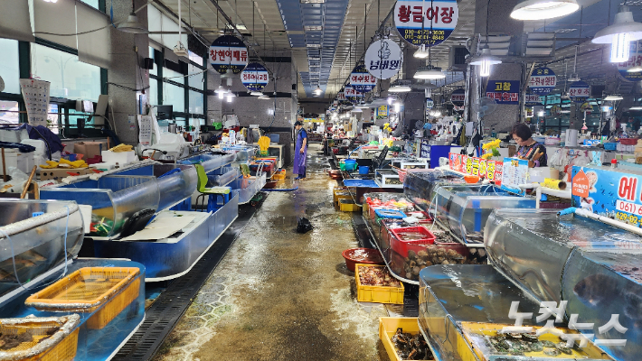 [르포]방류 전부터 손님 뚝…여수 상인 건어물도 안팔려