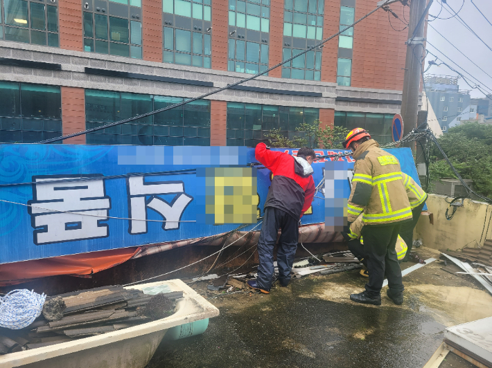 경남 벗어나는 느림보 카눈…전기 끊기고 날아가고 곳곳 침수