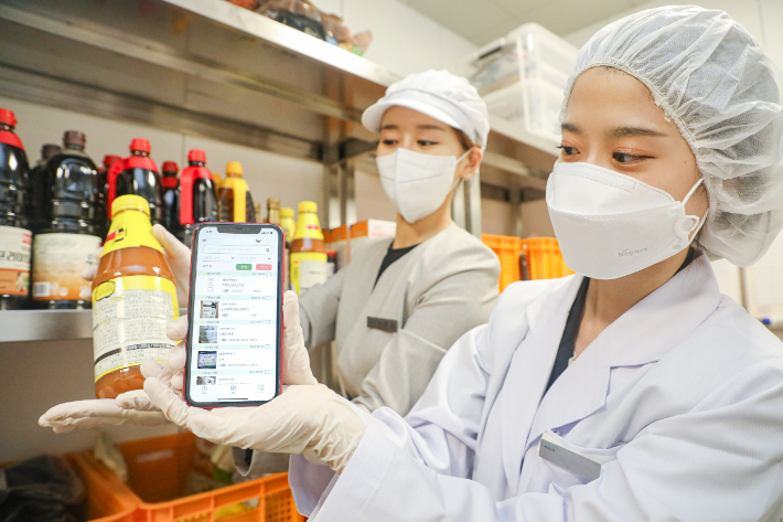 단체급식 식자재 스마트폰으로 관리…현대그린푸드 식품 안전· 디지털화 선도