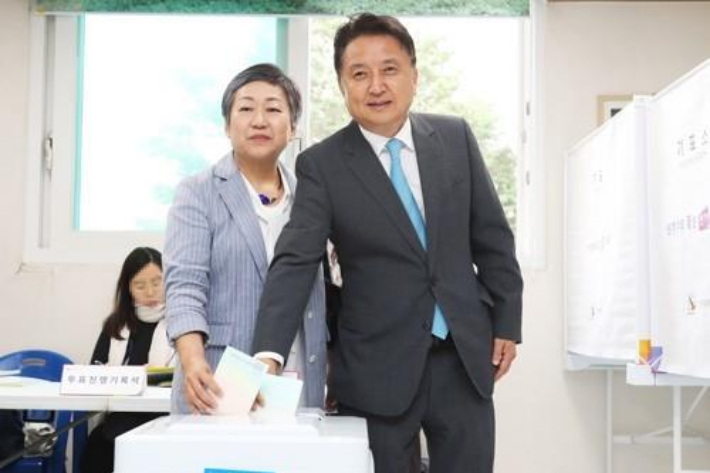 '계엄령 위반' 김영환 충북지사 부인, 재심서 무죄