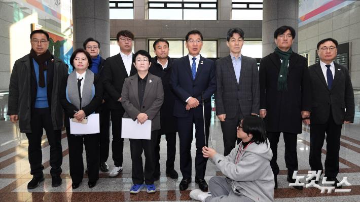 국회 행안위 야당의원, 중앙선관위 방문