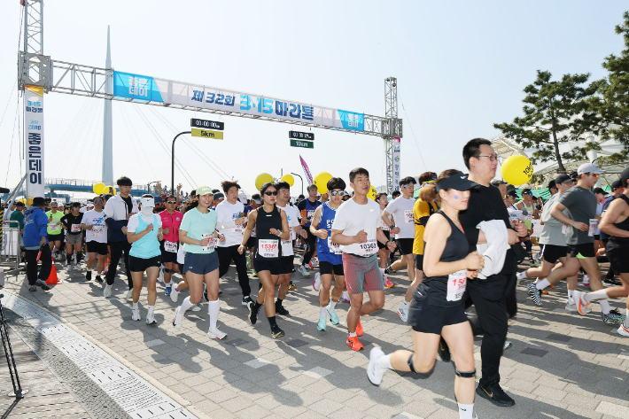 제32회 3·15마라톤대회, 역대 최다 1만여명 달렸다