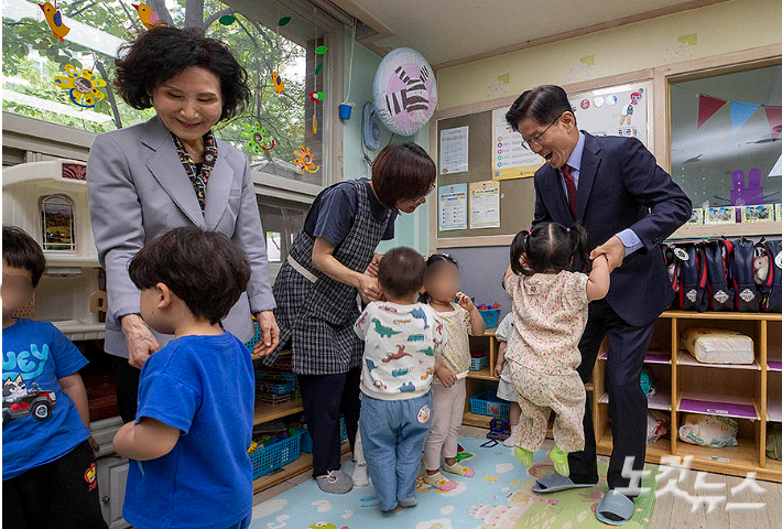 어린이집 찾은 김문수…가족 동반 첫 일정[노컷네컷]