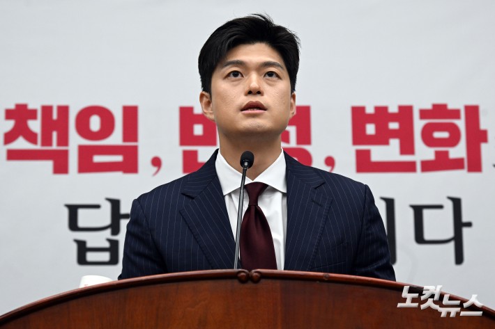 의원총회 발언하는 김용태 비상대책위원장