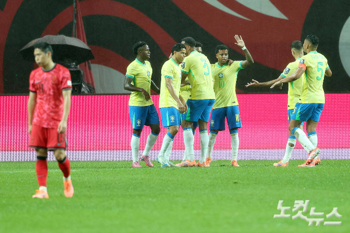 홍명보호 스리백, 이대로 괜찮을까?…삼바 군단에 0-5 '와르르'