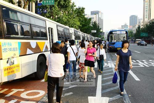 전경버스 시내버스정류소 ‘점령’…시민 위험