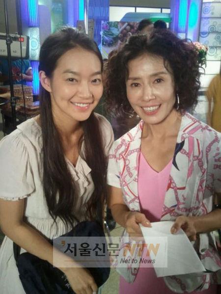 신민아, ‘원조뽀글이’ 닭집아줌마와 절친 인증샷