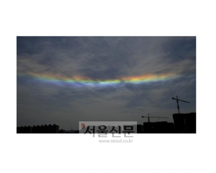 하늘에 무지갯빛 ‘채운·햇무리’ 장관…”극히 드문일,길조”