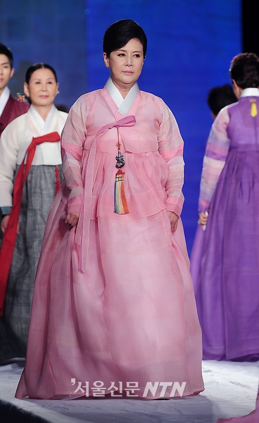 [NTN포토] '박술녀 패션쇼' 무대에 선 배우 박정수