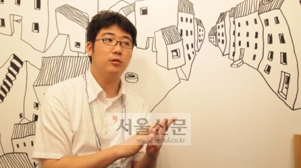 “수족관 속 활어   월급쟁이 내 신세 닮아  리얼리티 살리려   횟집 아르바이트도”