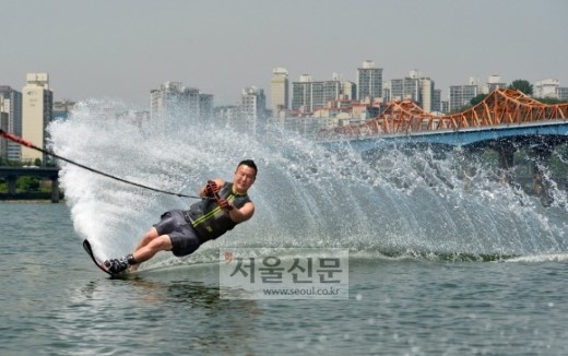 무더위 가르는 시원한 물줄기
