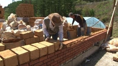 한 장 한 장에 벽돌공 손길… 황토 벽돌 집 짓기
