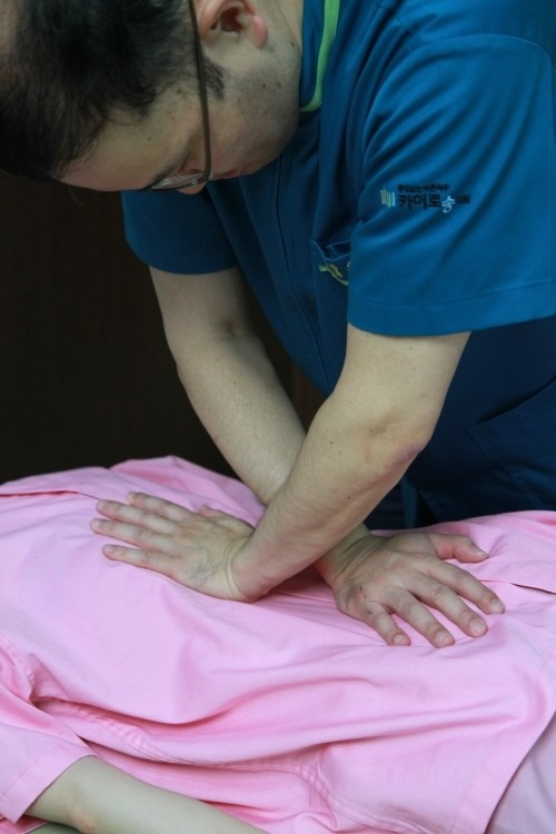 여름철 S라인 골반교정 관심 증가…자세교정 시 통증 심하다면?