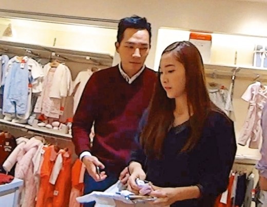 제시카 타일러권, 홍콩 쇼핑몰 유아용품 매장 포착 ‘아기옷은 왜?’ 동거설 충격