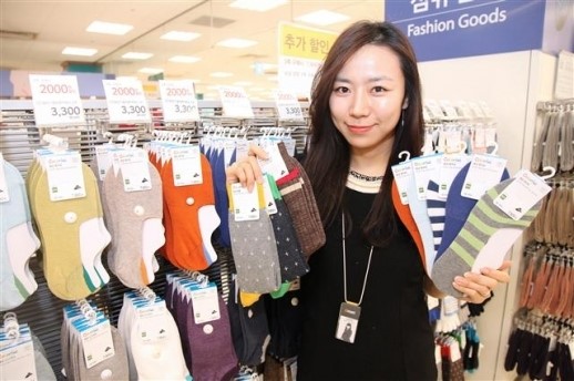 “신은 듯 만 듯한    인비저블 삭스   봄 거리 누빈다”