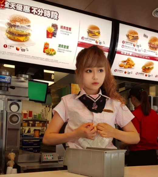 ‘햄버거보단 웨이웨이’, 대만 맥도날드 여신 화제