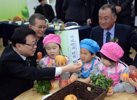 [서울포토] 이동필 장관, 어린이 미각교육 시연