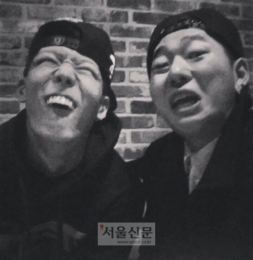 [EN스타그램] 지코-바비, 잘생김 거부샷 “얼굴 그렇게 쓸 거면 나 줘”