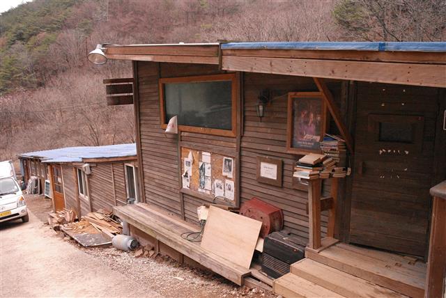 [명인·명물을 찾아서] 세트장 같은 ‘숲속의 헌책방’… 나도 영화 속 주인공 돼 볼까
