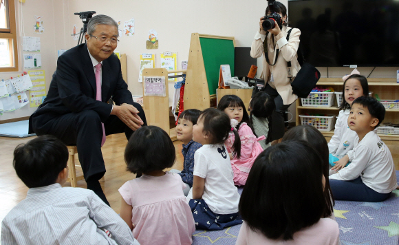 [서울포토]국회 제3어린이집을 찾은 김종인 더불어민주당 비대위 대표