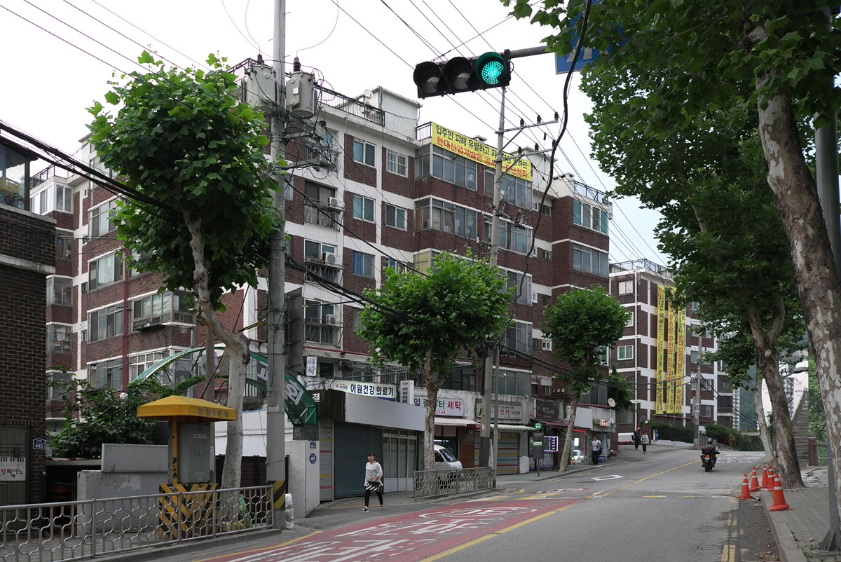 [건축가 황두진의 무지개떡 건축을 찾아서] 고갯마루 정감 품은 벽돌 외벽…고급진 연희동 닮은 연보랏빛…골목길 동선에 맞춘 지그재그