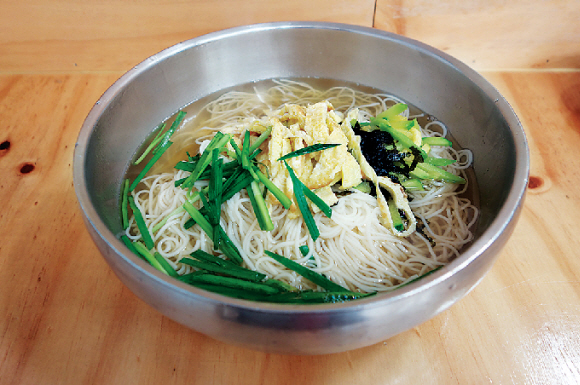 [김석동의 한끼 식사 행복] 소박한 고향의 맛 - 잔치국수