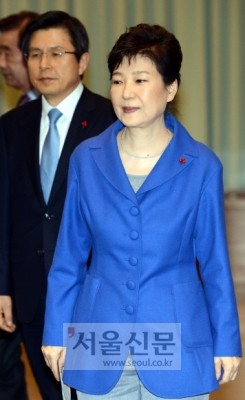 박근혜 탄핵 가결…朴대통령, 국무위원들과 악수하며 '눈물' | 인스티즈