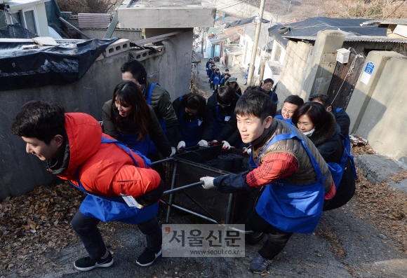 현대百, 연탄 봉사로 새해 출발