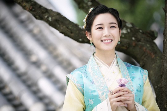 ‘화랑’ 이다인, 촬영장 비하인드 컷 공개… 한복 입은 고운 자태 ‘화사한 미소’