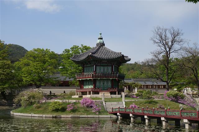 경복궁 향원정 2년간 보수 공사