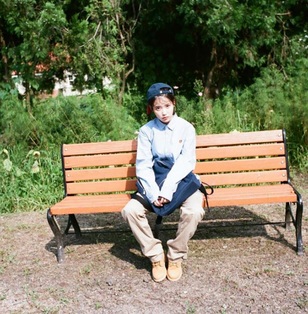 아이유 ‘잠 못 드는밤 비는 내리고’ 공개 “꽃갈피 둘, 안녕”