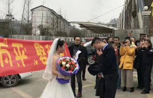 9년 간 사귄 남친에게 웨딩드레스 차림으로 청혼한 여성