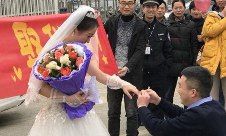 9년 간 사귄 남친에게 웨딩드레스 차림으로 청혼한 여성