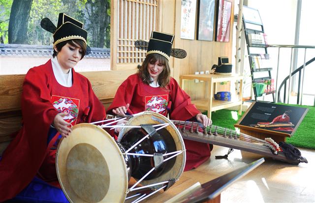 “국악체험관에서 한복 입고 국악기 연주하는 체험해 보세요”