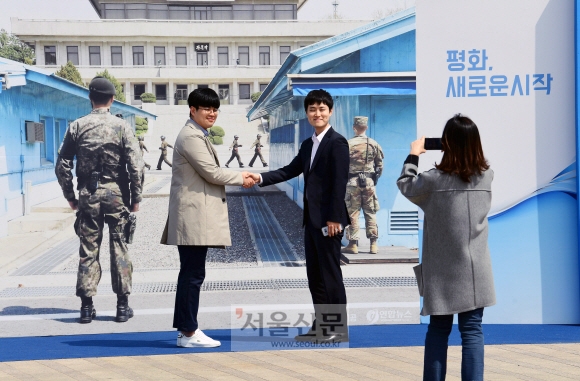 [서울포토] 남북정상회담 D-1, 포토존 앞에서 사진 찍는 시민들
