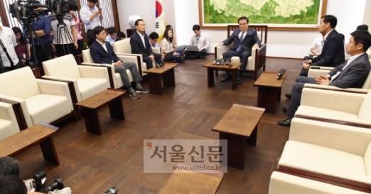 [서울포토]두당만이 참석한 국회의장 주재 원내대표 주례회동