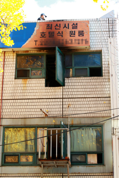 [서울포토] 종로 국일고시원 화재 현장 조사