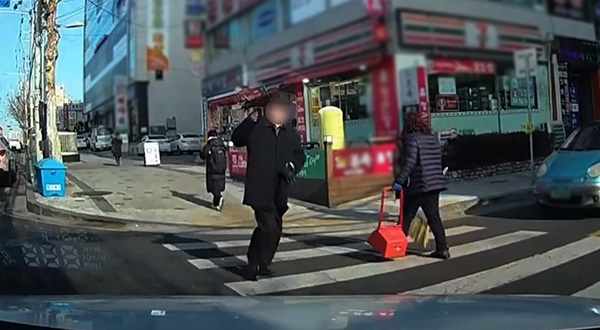 보는 사람도 기분 좋아지는 노신사의 ‘엄지 척’