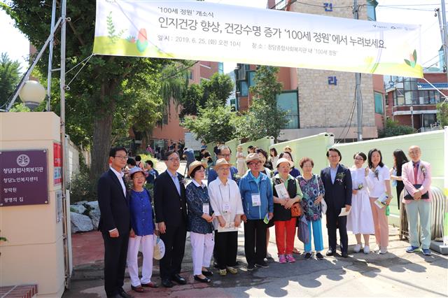 서울 금천구 국내 첫 ‘치유정원’… 꽃밭에서 100세 건강 답을 찾다