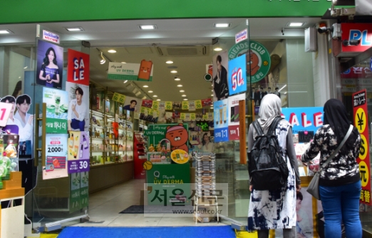 [서울포토] 한국전력공사 전기요금 누진제 완화 이후, 활짝 연 명동거리