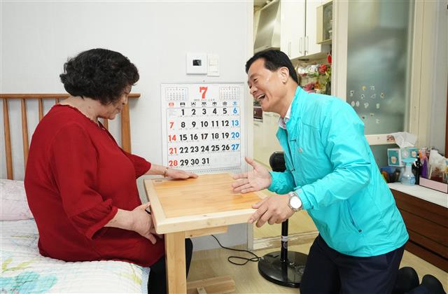 성북 아파트 DIY공방 ‘특별한 나눔’…지역 어르신들에 맞춤형 가구 후원