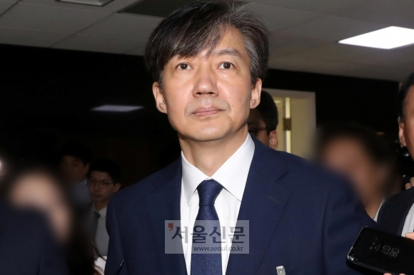 텀블러 없이 파란 넥타이 맨 조국 “젊은 세대에게 깊은 사과”(전문)