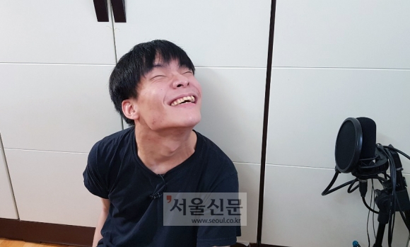 [그들의 시선] “노래는 세상과 소통하는 도구예요” 뇌병변 장애인 유튜버 민이의 꿈
