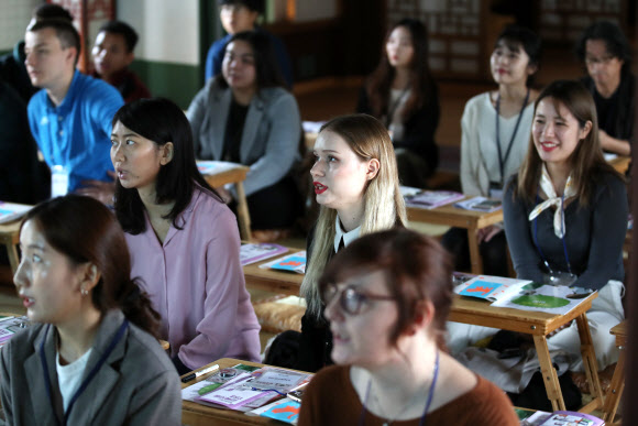 “아야어여…” 한글 발음 공부하는 외국인들