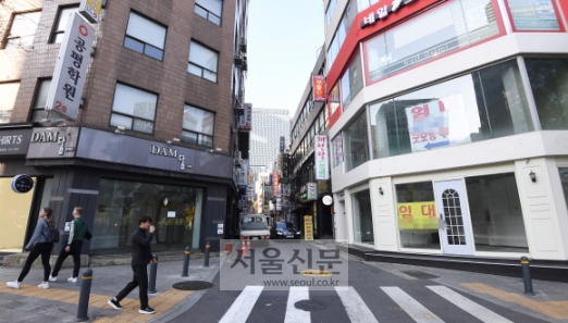 [서울포토] 종로, 임대 현수막이 걸려있는 공실건물