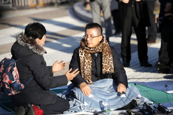 ‘황교안 단식’에 여야 일제히 비판…“곡기 아닌 정치 끊으라”